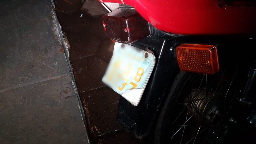Jovem em motocicleta com placa de papel é detido pela Guarda Municipal no Santa Cruz