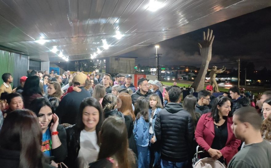 Filas imensas marcam atraso na entrada da Expovel
