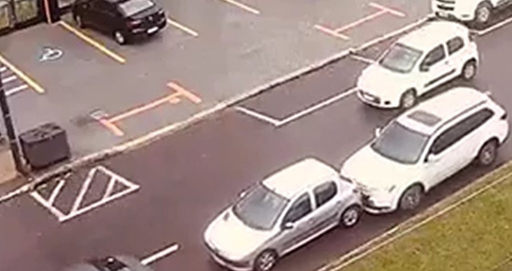 Três carros colidem na Avenida Carlos Gomes; veja vídeo