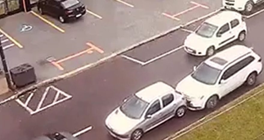 Três carros colidem na Avenida Carlos Gomes; veja vídeo