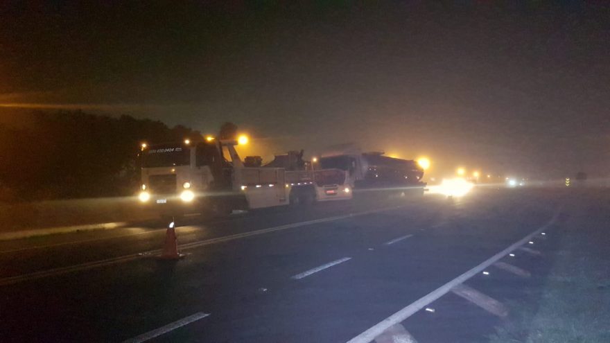 Caminhão-tanque carregado com leite apresenta problema na BR-277 e é rebocado pelo DER