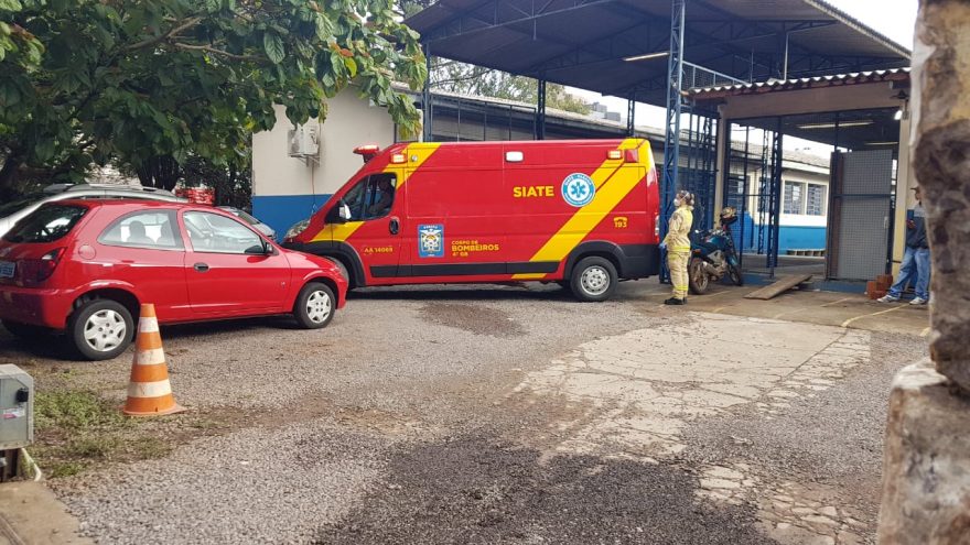 Menino quebra a perna no Colégio Eleodoro e precisa ser socorrido pelo Corpo de Bombeiros