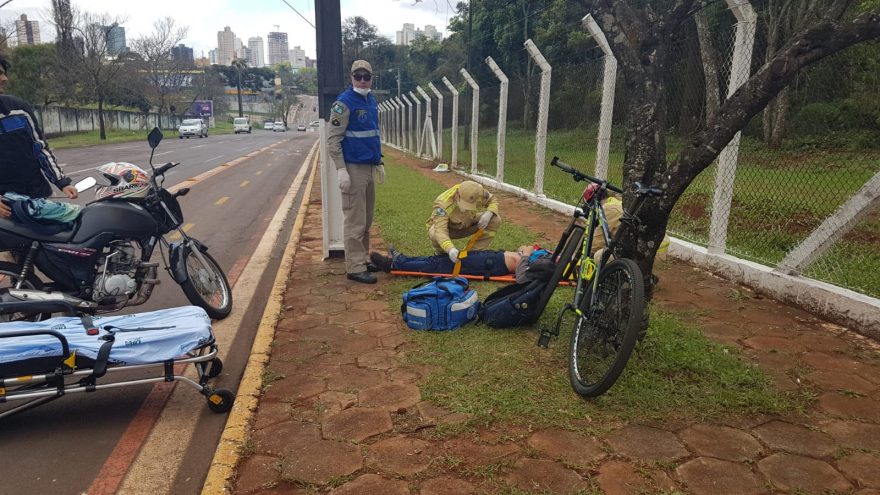Adolescente cai de bicicleta no Centro e sofre contusões no quadril e joelho