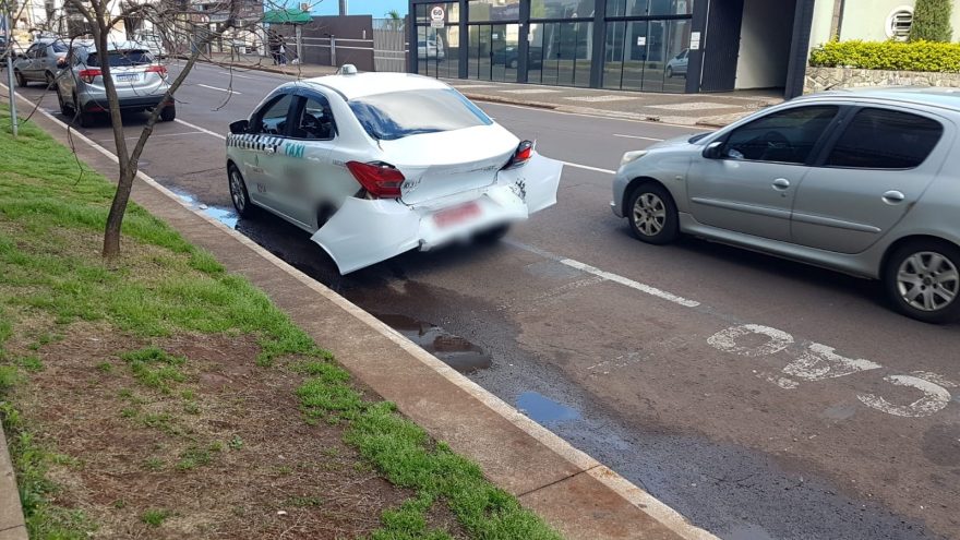 Veículos se envolvem em acidente na frente da Sede da Transitar