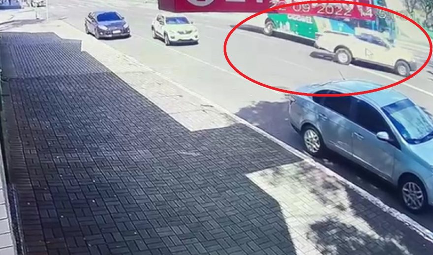 Câmera registra forte colisão entre caminhonete e ônibus no contorno da Praça do Migrante