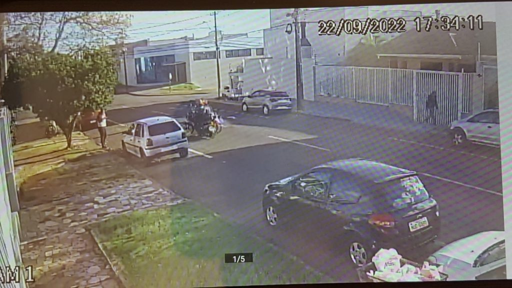 Veja momento da forte colisão que deixou dois motociclistas feridos