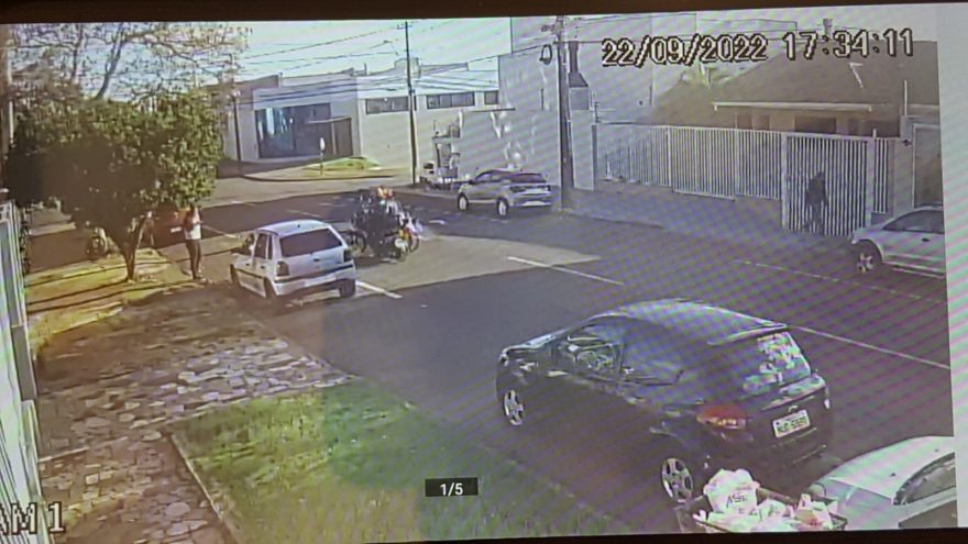Veja momento da forte colisão que deixou dois motociclistas feridos