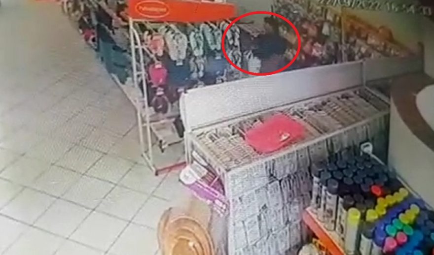 Câmera flagra ação de mulher que furtou vários produtos em lojas no Centro