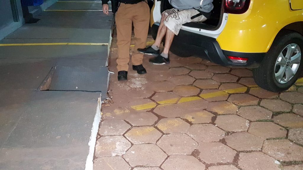 Polícia Militar detém indivíduo que estava pulando em telhados no Bairro Guarujá