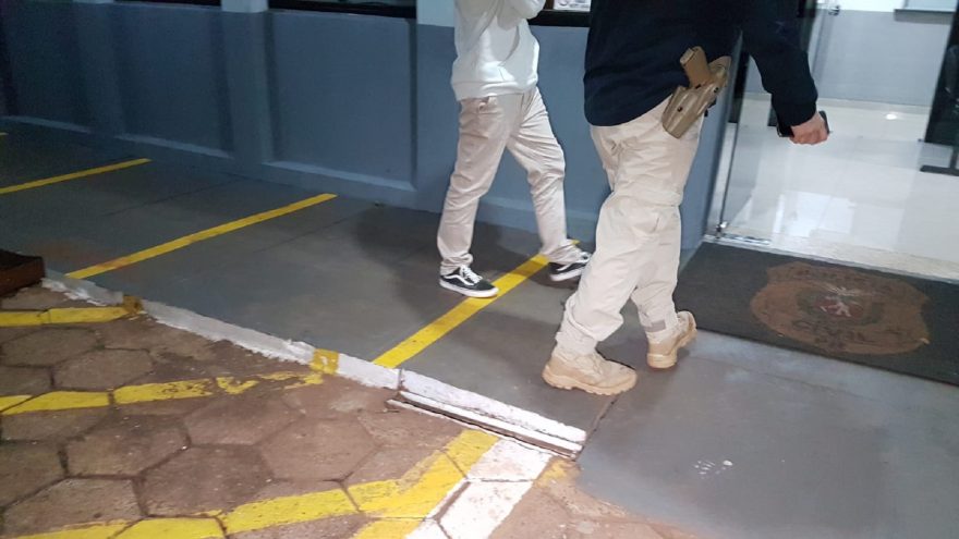 Jovem faz manobras de carro em frente à Expovel e é detido por embriaguez ao volante pela PRF