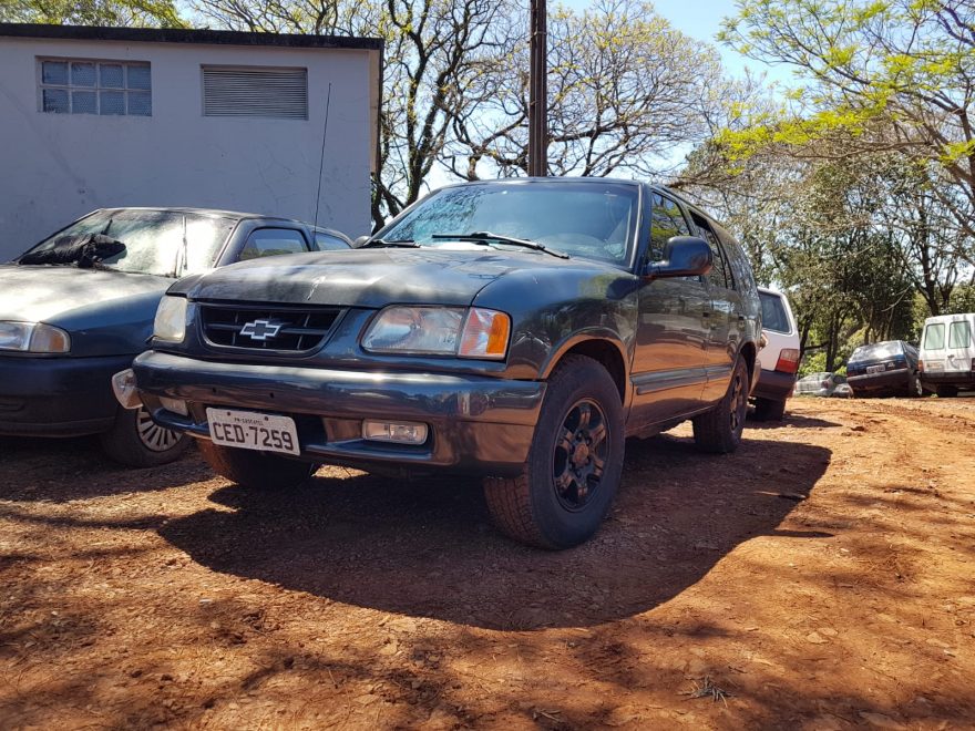 Caminhonete com registro de furto é encontrada abandonada em área aos fundos do Interlagos