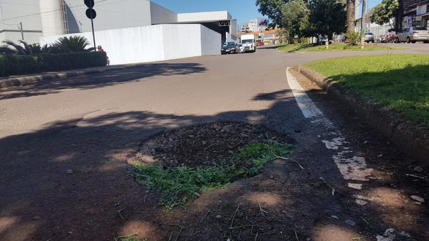 Internauta reclama de buracos na via no Bairro Cancelli