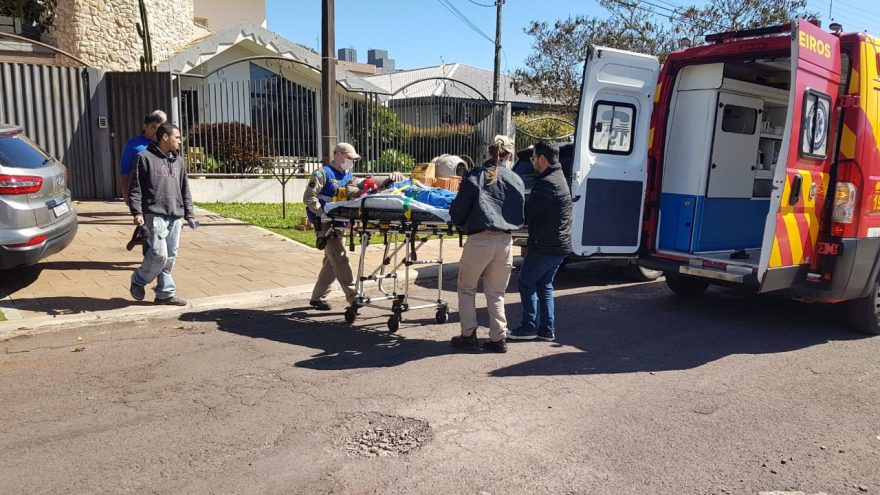 Trabalhador sofre queda de escada em obra no Tropical e precisa ser socorrido