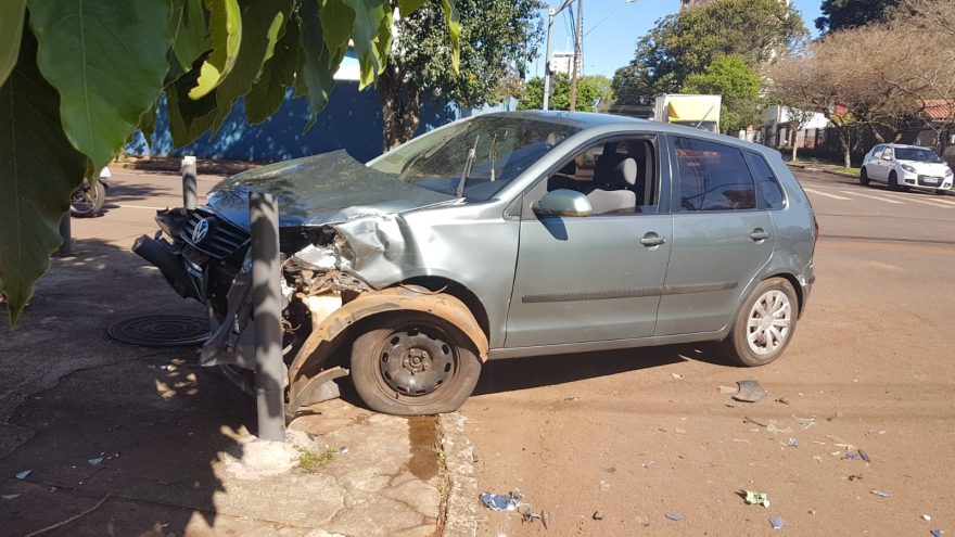 Ao trafegarem por rua esburacada, Polo e Fiorino se envolvem em colisão de trânsito no Centro