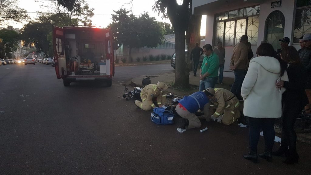 Jovem sofre fratura exposta na perna após forte colisão no São Cristóvão