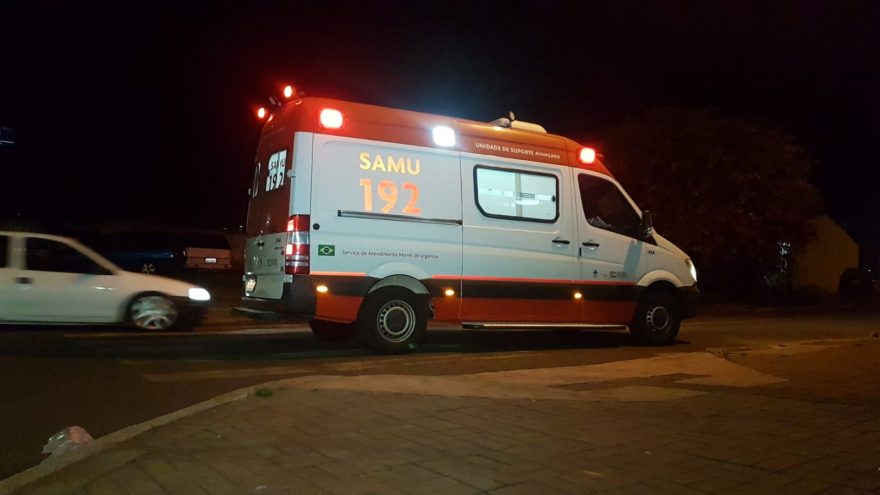 Homem sofre queda de bicicleta e bate a cabeça no asfalto no Bairro Santa Cruz