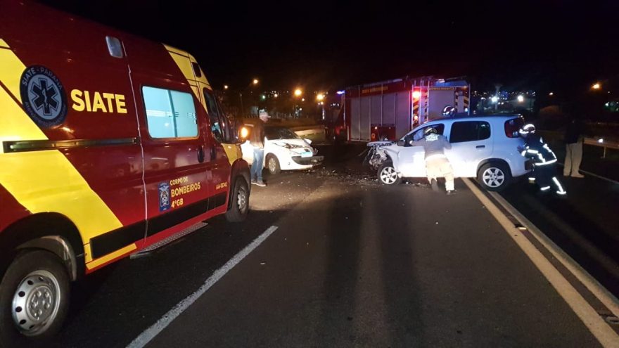 Colisão frontal entre dois carros deixa duas pessoas feridas na BR-277, em Cascavel