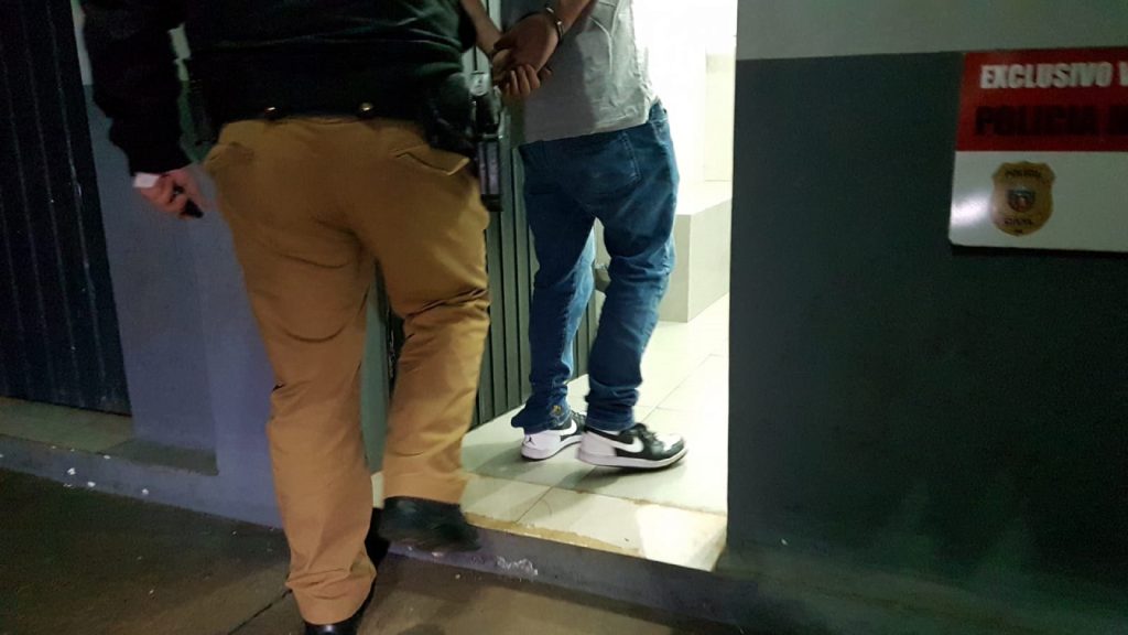 PM é acionada e encontra homem batendo na companheira, no Bairro 14 de Novembro