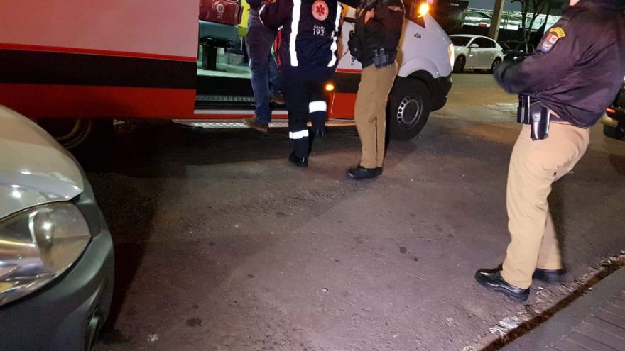 Socorristas do Samu e PM atendem vítima de agressão no centro