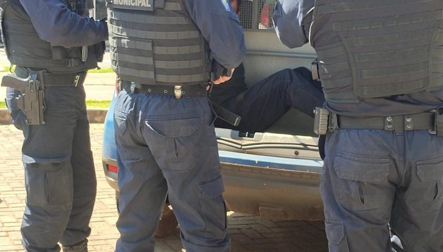 Homens são detidos pela Guarda Municipal por ofenderem idoso no Bairro Santa Cruz
