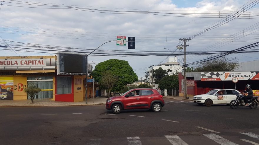 Semáforos da Rua Rio Grande do Sul e Rua Barão do Cerro Azul estão em amarelo intermitente