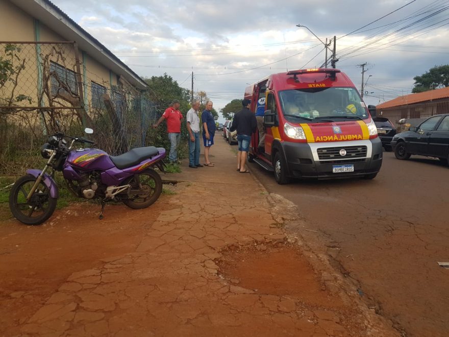 Homem sofre contusão na perna após cair de motocicleta no Bairro Santa Felicidade
