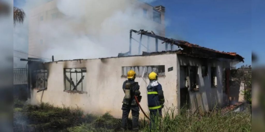 Casa abandonada pega fogo em Ponta Grossa