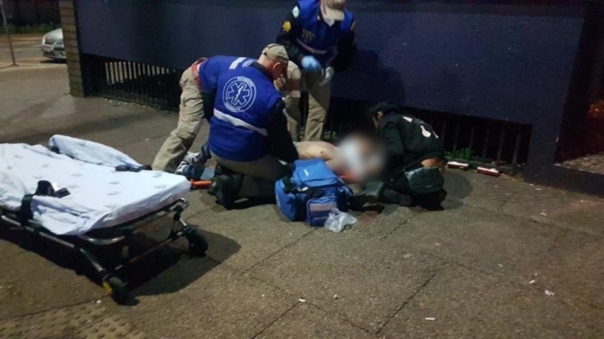 Homem é agredido e pede socorro em estabelecimento da Rua Paraná