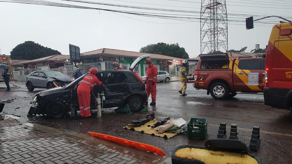 Homem fica encarcerado após forte colisão na Avenida Carlos Gomes