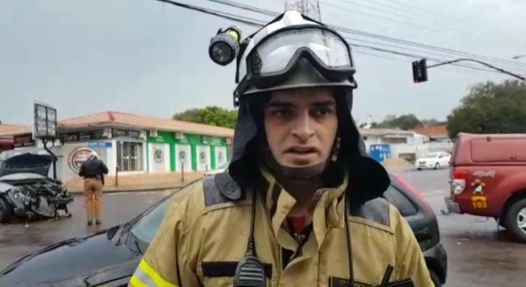 Tenente do Corpo de Bombeiros fala sobre forte colisão que deixou família ferida na Av. Carlos Gomes