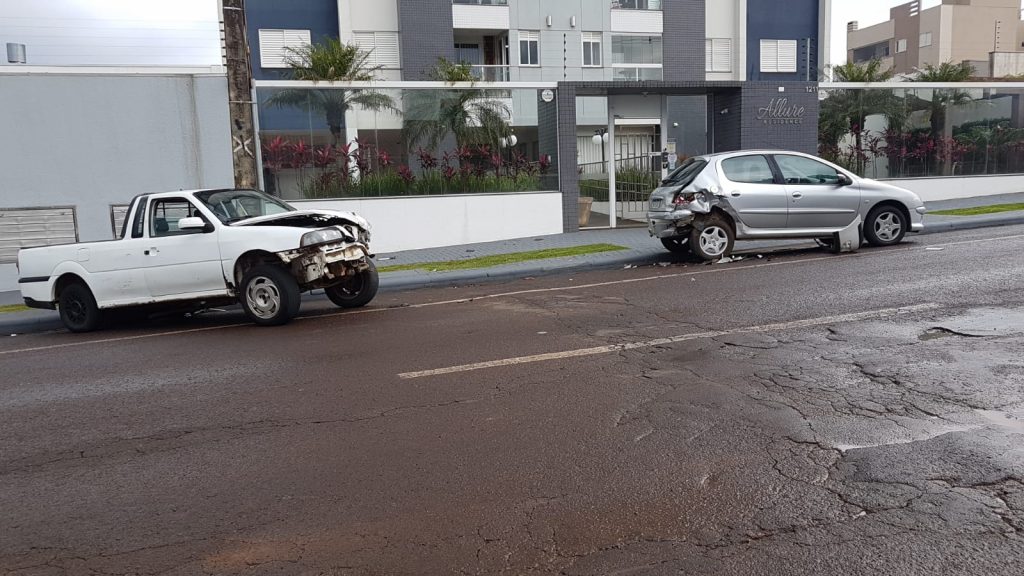 Colisão entre Saveiro e Peugeot é registrada no Bairro Neva