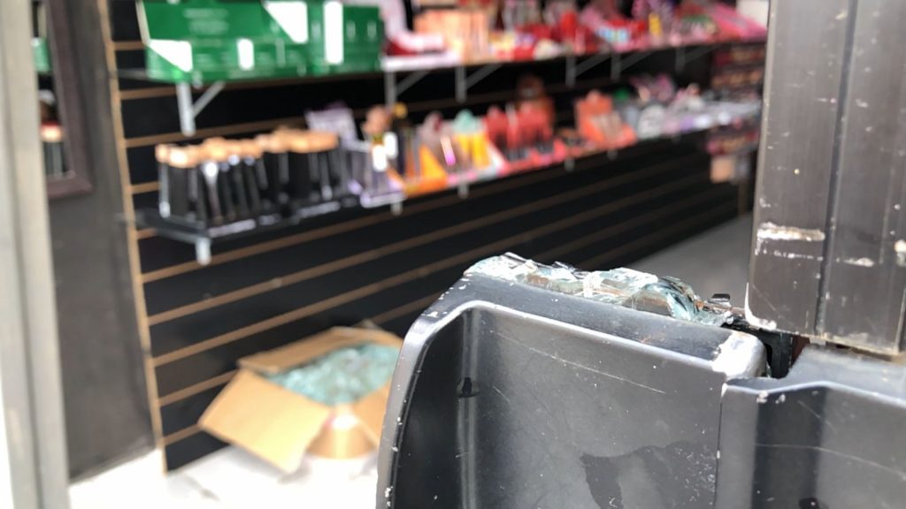 Loja é arrombada no Brasília, porta de vidro ficou completamente destruída