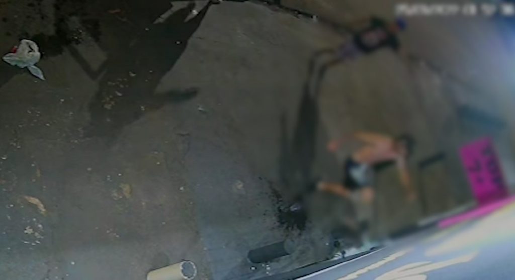 Homens quebram porta de vidro com chutes; veja vídeo