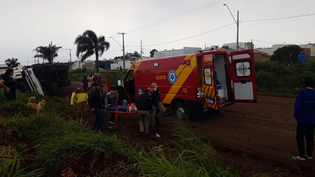 Tombamento de caminhão carregado com frango deixa homem ferido na Avenida Piquiri