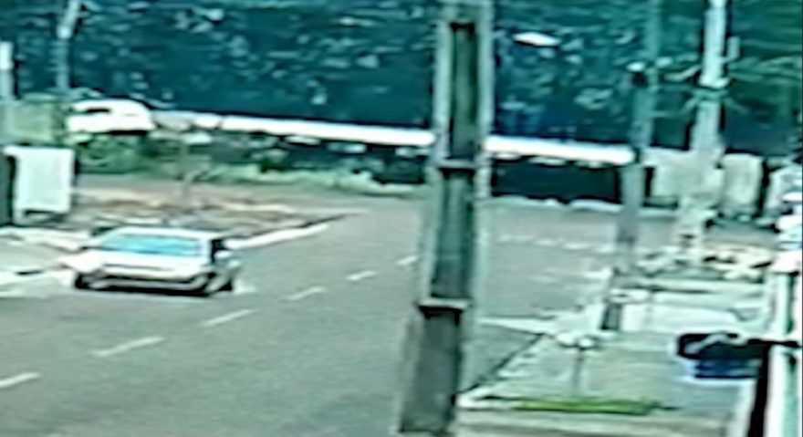 Veja vídeo do momento exato em que caminhão carregado com frangos tomba na Av. Piquiri