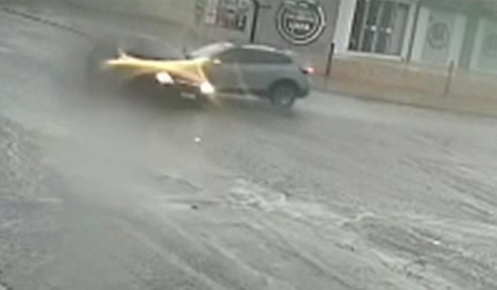 Veja momento de forte colisão que deixou condutor do veículo Corsa preso nas ferragens