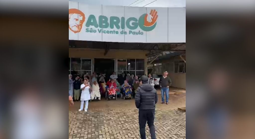 Cantor Daniel anima idosos do Abrigo São Vicente de Paulo