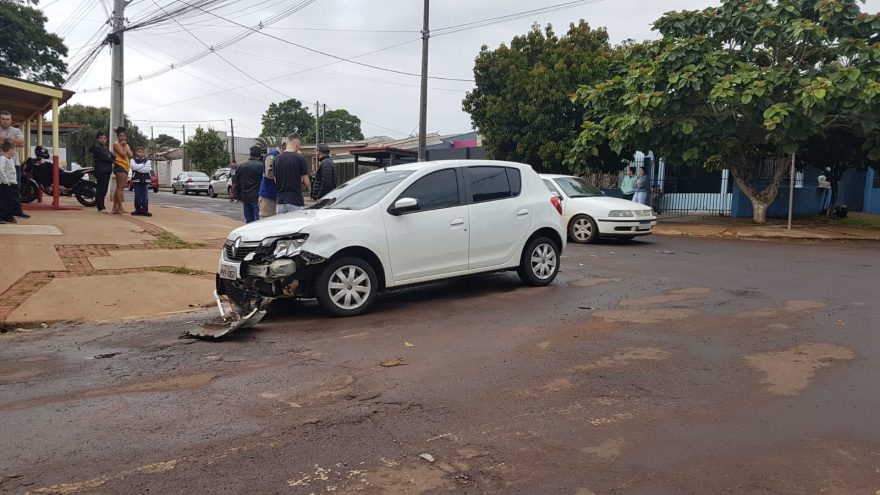 Jovem fica ferido após colisão entre carro e moto no Bairro Brasília