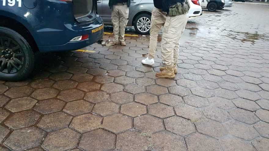 Trio é detido pela PRF com veículo que foi furtado na Avenida Brasil
