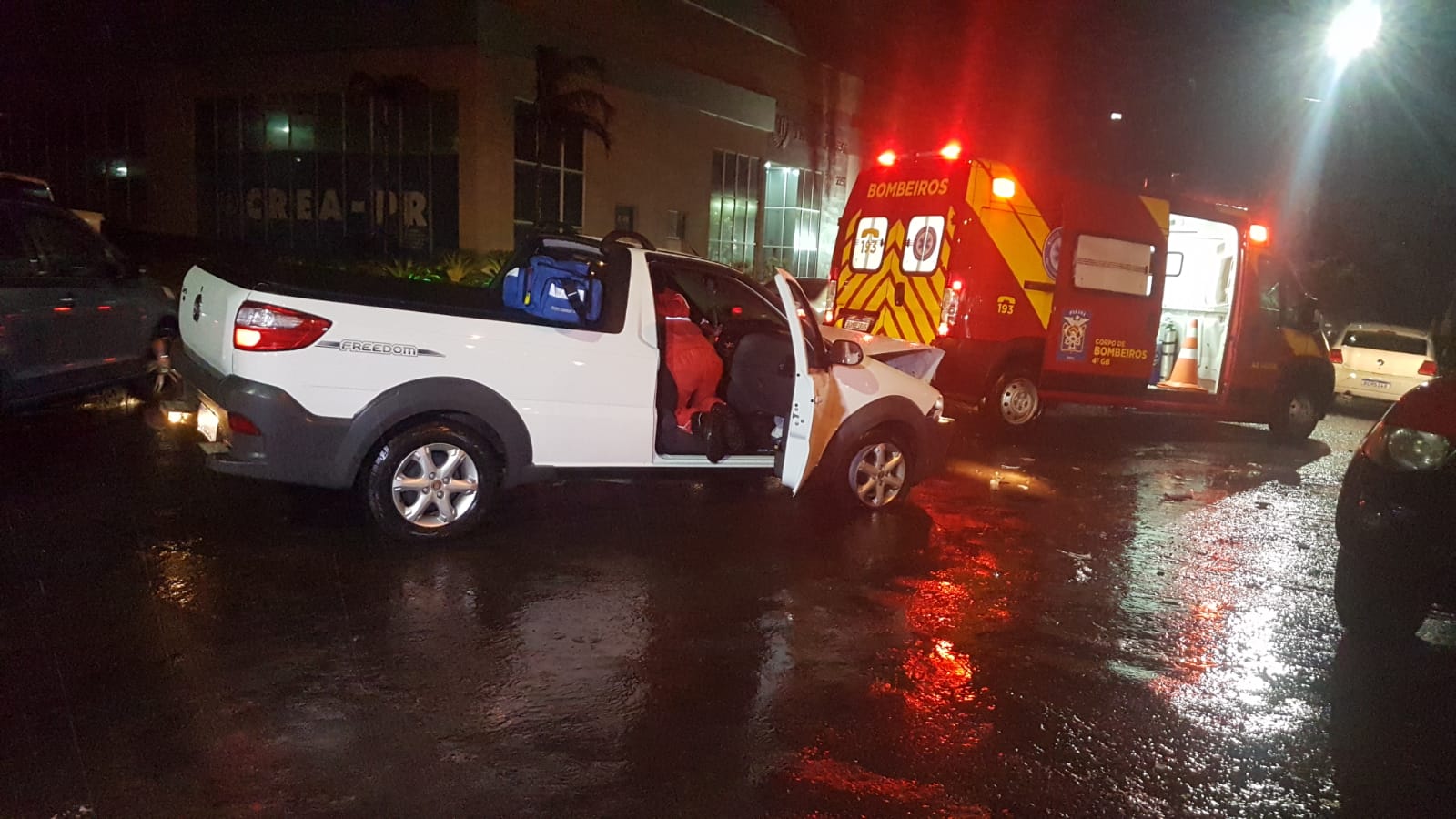 Condutora De Fiat Strada Fica Ferida Após Bater Com Caminhonete Na Rua ...