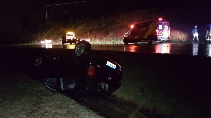 Após aquaplanar na pista, mulher capota carro na rodovia BR-277