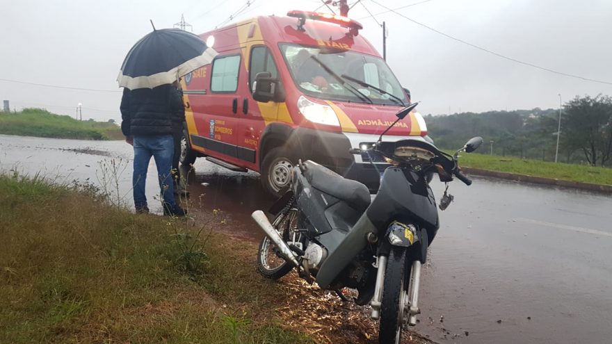 Motociclista fica ferida após colisão com carro em rotatória na Região da Fag