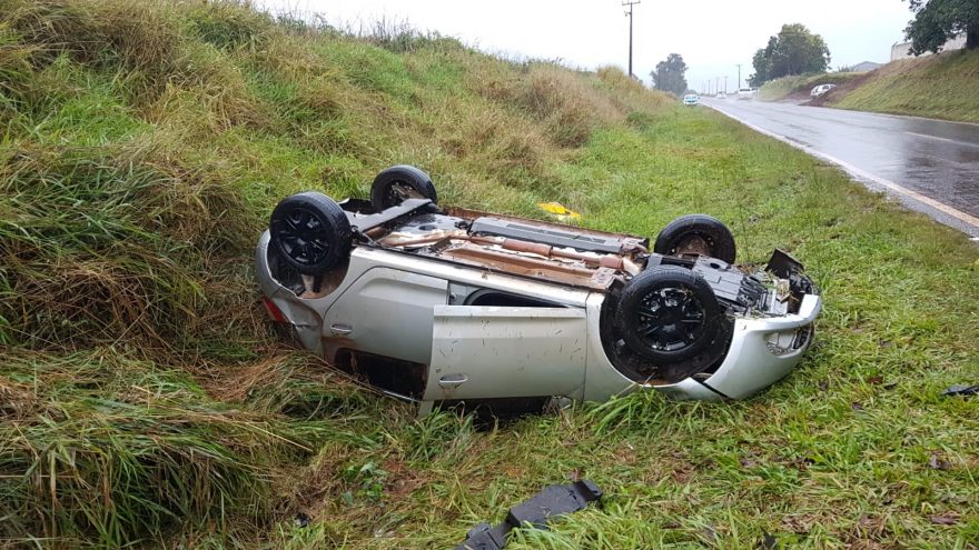 Motorista fica preso às ferragens de carro após capotar na rodovia PR-180