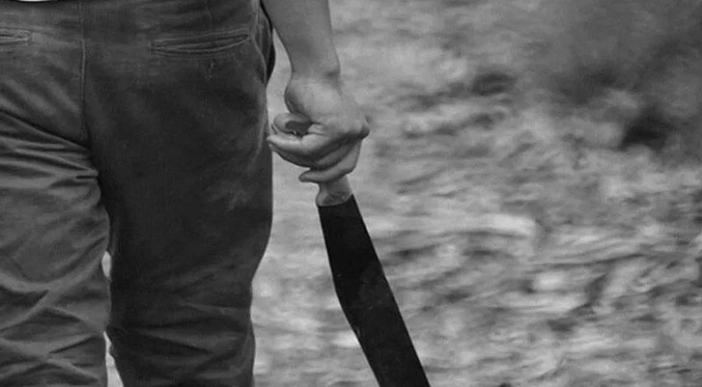 Homem é esfaqueado pelo tio durante briga de família