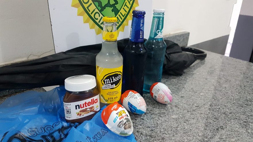 Homem é flagrado furtando Kinder Ovo, bebidas, Nutella e guarda-chuva em supermercado