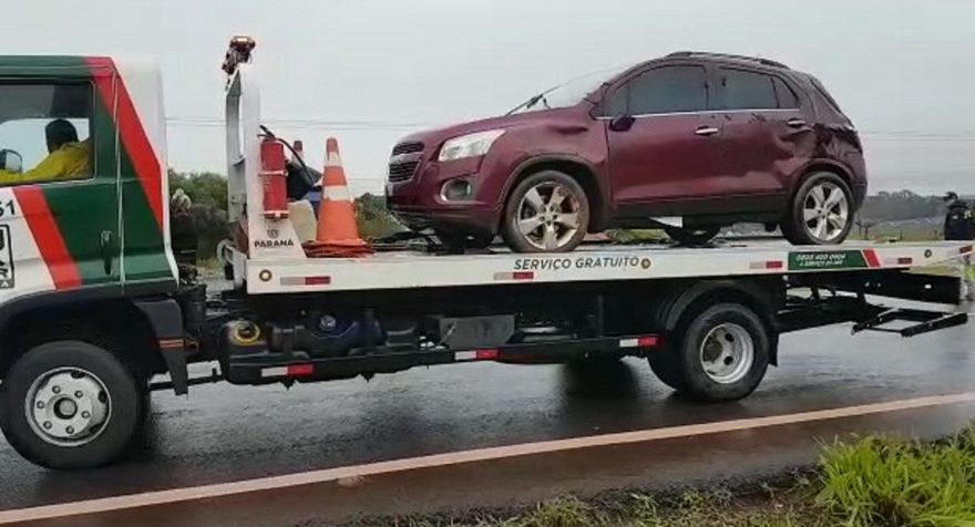 Tracker tomba e vai parar no canteiro central da rodovia BR-277 em Cascavel