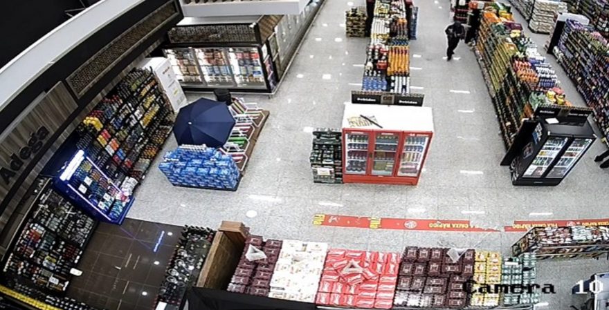 Veja o momento em que homem realiza furto de chocolates e bebida em supermercado