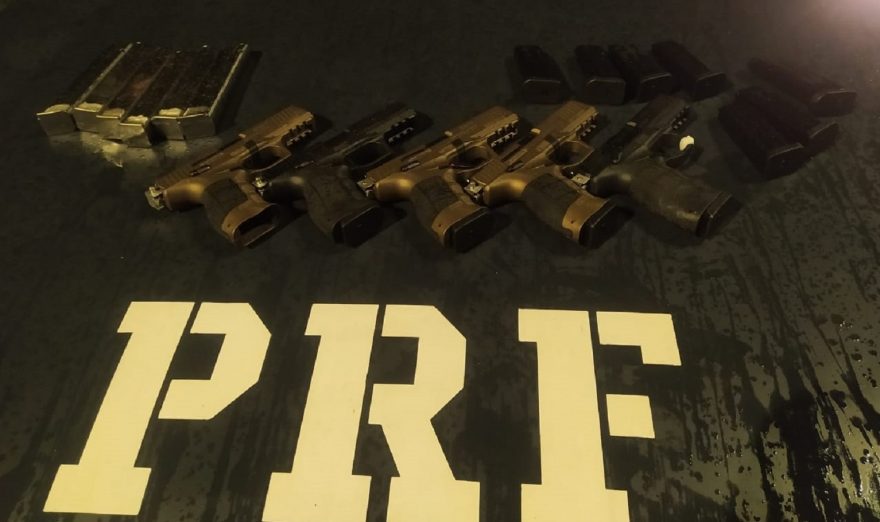 PRF apreende pistolas e maconha no Paraná