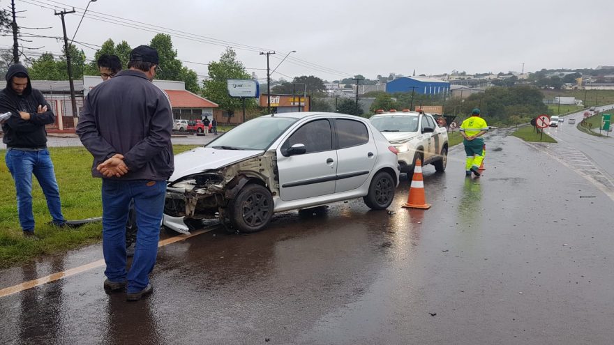 Roda solta de caminhão e provoca acidente entre três veículos na BR-277, no XIV de Novembro