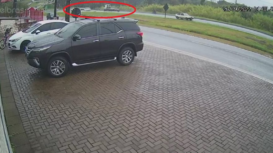 Câmera flagra momento em que roda solta de caminhão e provoca acidente na BR-277, no XIV de Novembro